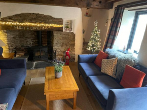 Court Cottage - cosy traditional cottage near lovely beaches